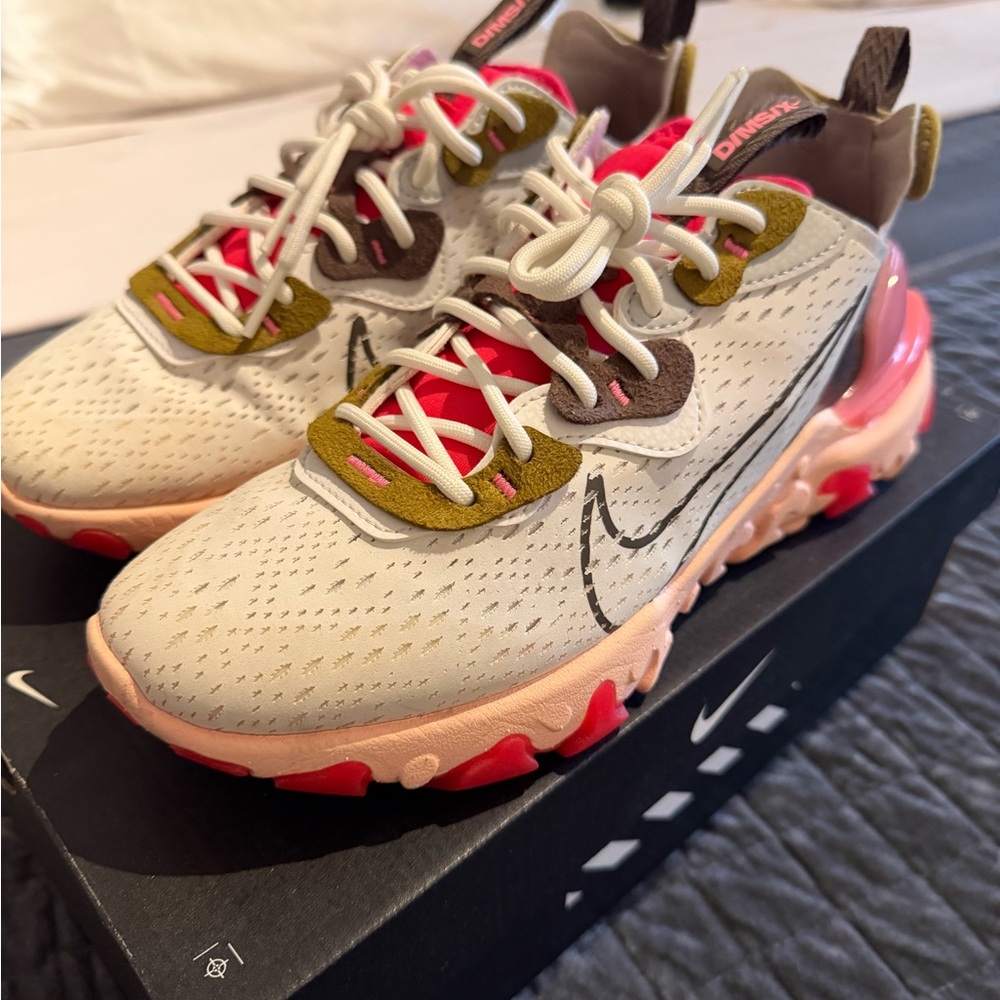 Nike Women's Multicolor React Element 55 Sneakers - White, Pink, Coral, Olive